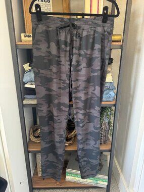 GapFit Black & Grey Camo Joggers w/Scalloped Hem - Size M